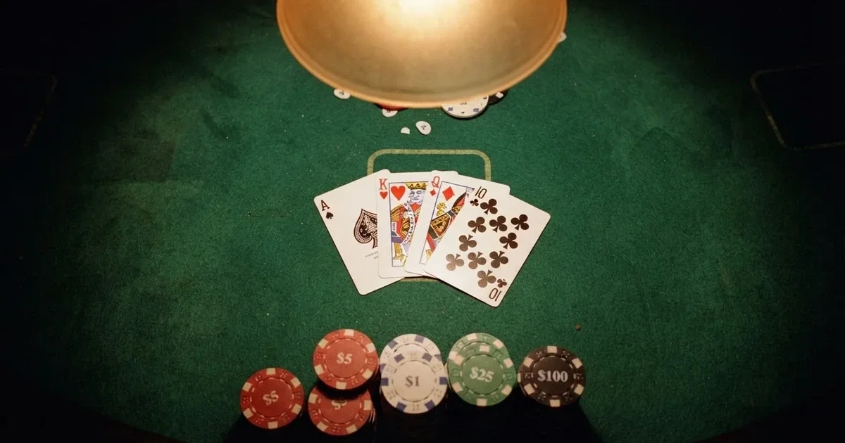 Valaistu pelipöytä ja pelikortit ylhäältä kuvattuna — casino ventti